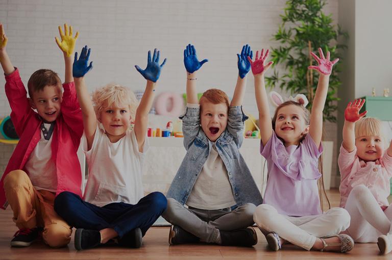 dzieci z pofarbowanymi dłońmi