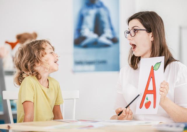 Pani uczy wymawiać dziecko literki